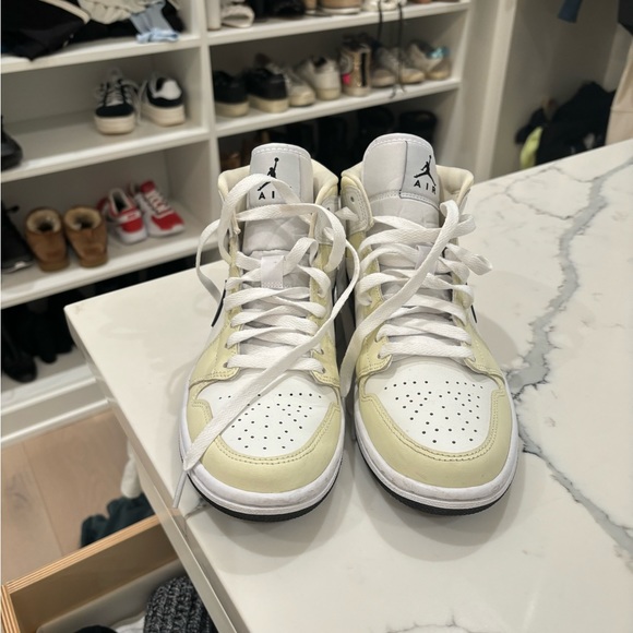 Air Jordan 1 mid coconut milk - Picture 2 of 5